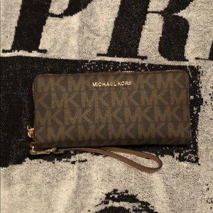 Michael Kors Jet Set clutch/wristlet. NWOT.